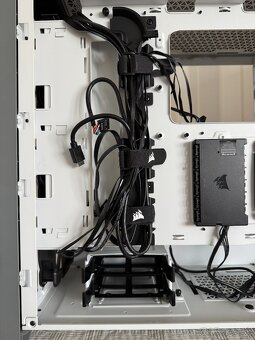 Predám PC skrinku Corsair iCUE 4000X RGB Biela - 11