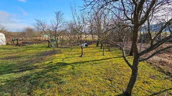 Vilyvitány zachovalý 3i RD  s pivnicou a peknou záhradou - 11