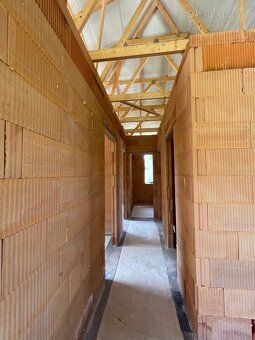 Rozostavaný tehlový RD, pozemok 600 m2, Trenčianske Jastrabi - 11