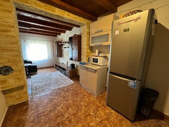 Celoročná chata, 399 m² vysporiadaný pozemok, studňa - 11