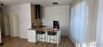 Luxusný zariadený 2 izbový byt Malinovo Tri vody - 11