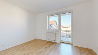 POLIANKY / Priestranný 3-izbový byt s loggiou a kuchynskou l - 11