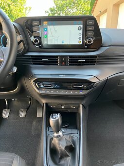 Hyundai i20 1.2i Family v Zaruke, Apple carplay - 11
