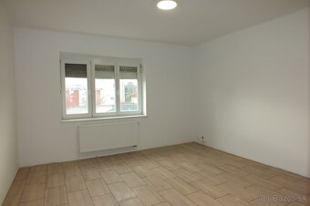 Zrekonštruovaný 4-izbový rodinný dom vo Veľkých Úľanoch - 11