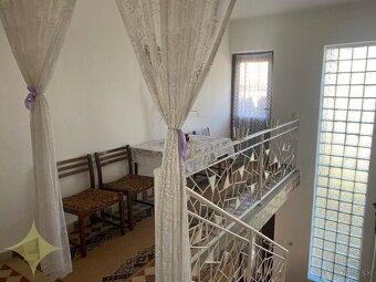 Priestranný rodinný dom s novou strechou - Vinica - 11
