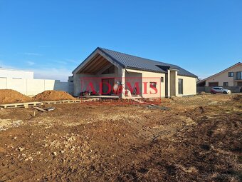 ADOMIS - predám 4-izb. bungalov dokončen, 140m2, obecná voda - 11