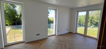 Moderná novostavba s garážou v obci Teriakovce - 11