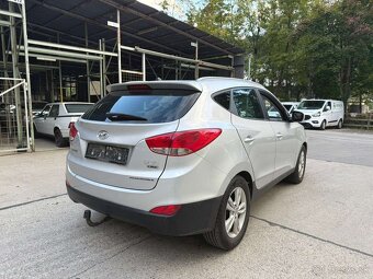 Hyundai ix35 2013 2.0 CRDi 100kw strieborna,červena,čierna - 11