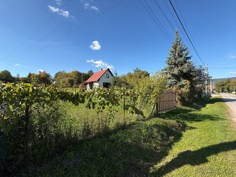 PREDAJ - STAVEBNÝ POZEMOK S CHATKOU - ČARADICE - 11