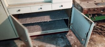 Starodávny kredenc - 11