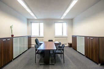 Reprezentatívna polyfunkčná budova so skladom a parkovaním v - 11