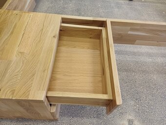 Predám masívnu dubovú posteľ 180x200 + 2 nočné stolíky - 11