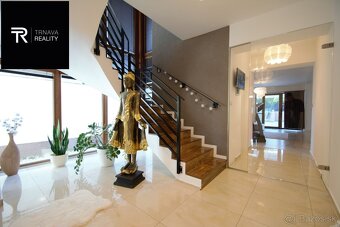Veľký moderný 7 izbový rodinný dom s dvojgarážou, krytou ter - 11