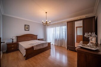 TOREA - VEĽKÝ RODINNÝ DOM S OBCHODNÝMI PRIESTORMI - GRINAVA, - 11