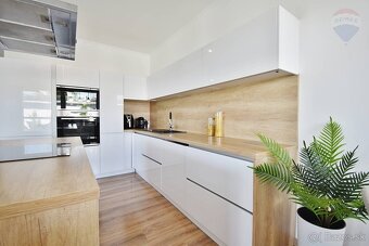 REZERVOVANÝ: Perfektný rodinný dom v dvojdome s tepelným čer - 11