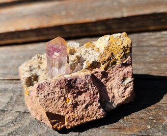 29mm kryštál Ametystu s kryštálmi kalcitu v ryolite, Namíbia - 11