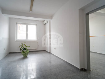 Komerčná budova v širšom centre mesta Vranov nad Topľou - 11