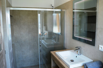 POSLEDNÝ VOĽNÝ DOM - Rodinný dom na prenájom v Porube - 11