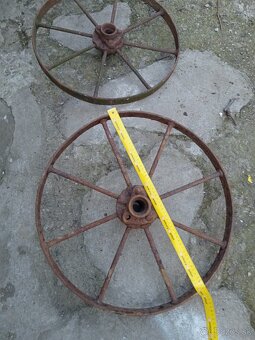 Staré koleso na dekoráciu - 11