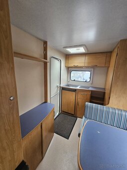 Lahky obytny prives Caravelair - 900 kg, predstan - 11