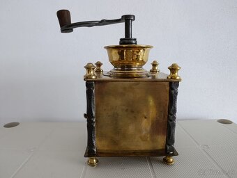 Krásný starožitný mlyncek na kavu, ručně kované sloupky. - 11