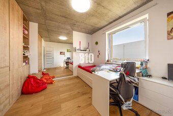 REZERVOVANÉ Nadčasový rodinný dom v Novej Dedinke – moderné  - 11