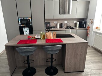 Rodinný dom s bazénom a hosťovským domom - 11