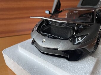 1:18 Autoart - Lamborghini Aventador SV - 11