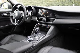 Alfa Romeo Giulia 2.0 GME AT - 11