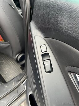 Hyundai ix35 2.0 crdi 2011 4x4 s uzávierkou a s ťažným - 11