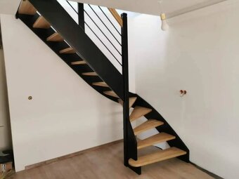 Samonosné drevené schody so zábradlím - 11