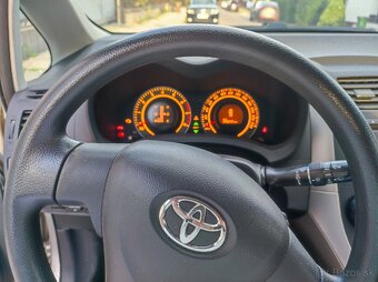 Predám Toyotu Auris 1,33 i - 11