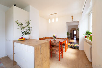 REZERVOVANÉ: Na predaj priestranný dom s veľkým pozemkom v P - 11