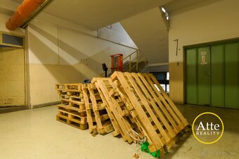 NA PREDAJ: Výrobná hala s veľkým pozemkom v Hlohovci - 11