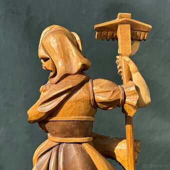 Krásná dřevěná socha svatá Notburga - 11