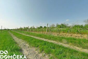 DO DOMČEKA | Atraktívny pozemok s pekným výhľadom v obci Top - 11
