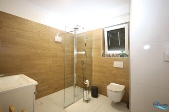 Vodice, Srima – dom s bazénom a krovnou terasou - 11