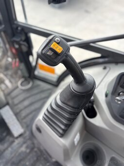 Case 695 / 2023 , 218 hodin traktor bager - 11