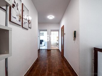 VEĽKOMETRÁŽNY RODINNÝ DOM V RADOVEJ ZÁSTAVBE S DVOJGARÁŽOU V - 11