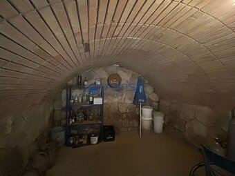 Murovaná podpivničená chata s okrasnou záhradou v osobnom vl - 11