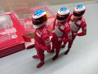 F1 FERRARI FIGURKY MICHAEL SCHUMACHER MINICHAMPS 1:18 - 11