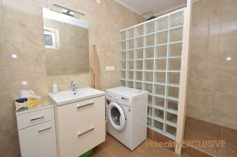 EXKLUZÍVNE - Predaj priestranného RD v starej časti Rajky - 11