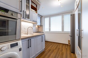 NA PREDAJ KRÁSNY 3 IZBOVÝ BYT S VÝHĽADOM NA MESTO | 64m2 + L - 11