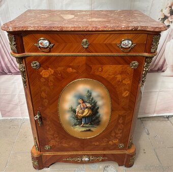 Komoda s bohatým zdobením - 11