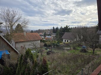 Lukratívny Pozemok 512m² s Murovanou Chatou v Rači pod Lesom - 11