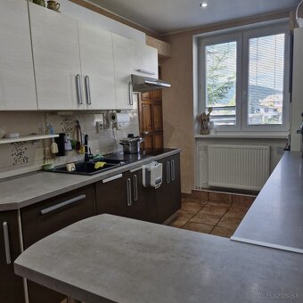 Predáme 3-izbový byt s balkónom, garážou a záhradkou v P.B. - 11