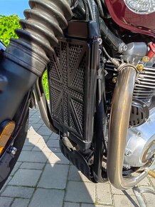 Triumph Bonneville Bobber - 11