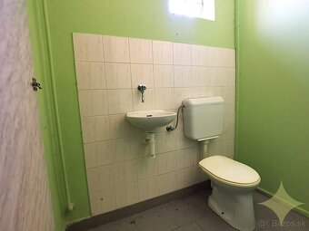 Čiastočne zrekonštruovaný rodinný dom v obci Dolinka - 11