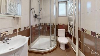 Prerobený rodinný dom na veľkom tichom pozemku v obci Pruské - 11