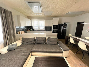 Kompletne zrekonštruovaný rodinný dom s bazénom - 11